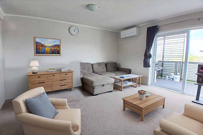 Photo of property in 7c Cheyne Walk, Newlands, Wellington, 6037