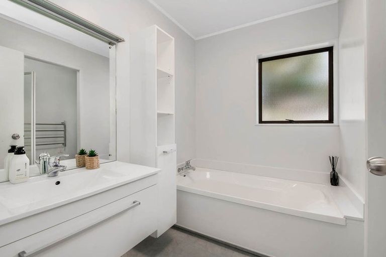 Photo of property in 1/4 Eastwood Rise, Browns Bay, Auckland, 0630