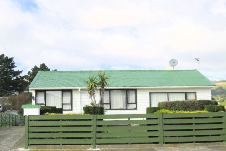 Photo of property in 25 Dorset Grove, Cannons Creek, Porirua, 5024