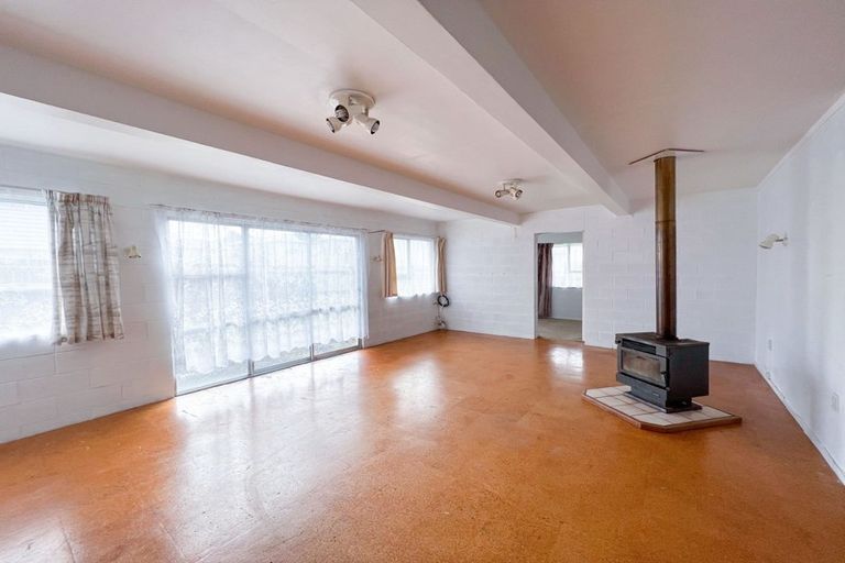 Photo of property in 1 Kelkirk Street, Kelston, Auckland, 0602