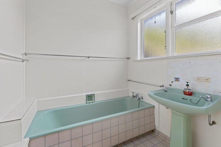 Photo of property in 34 Raroa Terrace, Tawa, Wellington, 5028