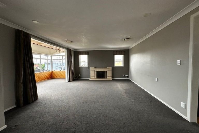Photo of property in 100 Flanshaw Road, Te Atatu South, Auckland, 0610