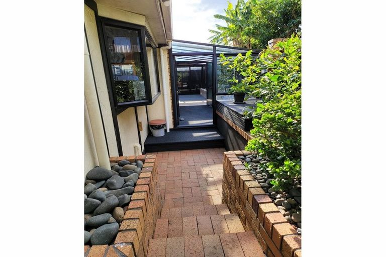 Photo of property in 1 Paulownia Place, Totara Heights, Auckland, 2105