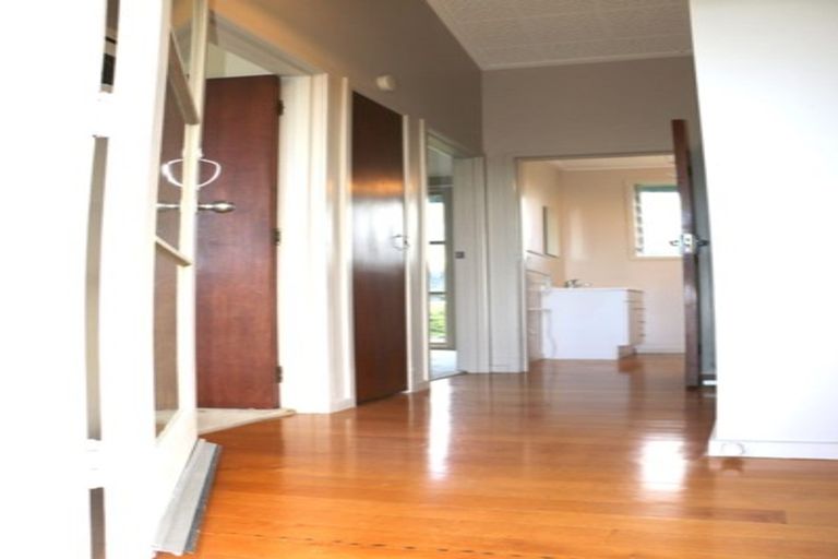 Photo of property in 2/11 Liston Street, Northcote, Auckland, 0627
