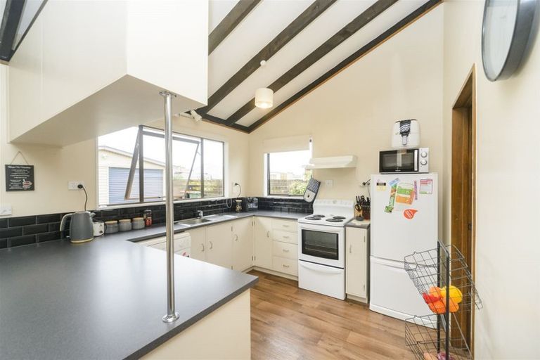 Photo of property in 6 Adams Place, Kelvin Grove, Palmerston North, 4414