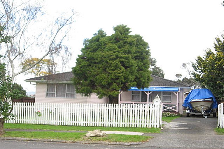 Photo of property in 17 Leaver Place, Weymouth, Auckland, 2103