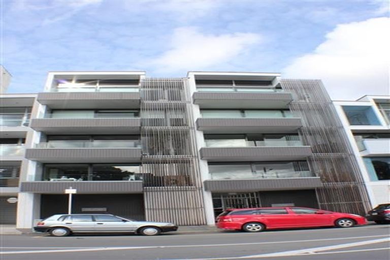 Photo of property in Dune, 2a/138 Oriental Parade, Oriental Bay, Wellington, 6011