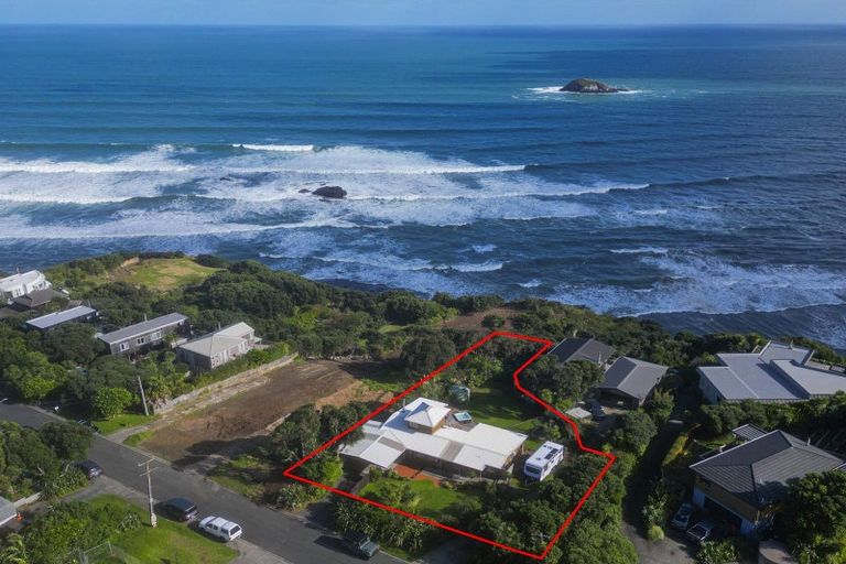 Photo of property in 5 Ngatira Road, Muriwai, Waimauku, 0881