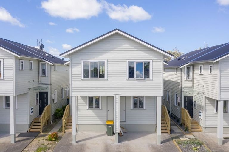 Photo of property in 9/6 John Jennings Drive, Oteha, Auckland, 0632