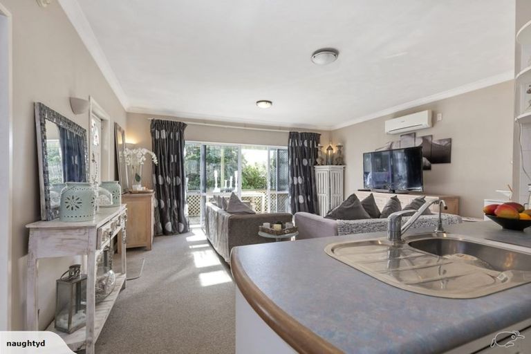 Photo of property in 21a Madison Place, Forrest Hill, Auckland, 0620