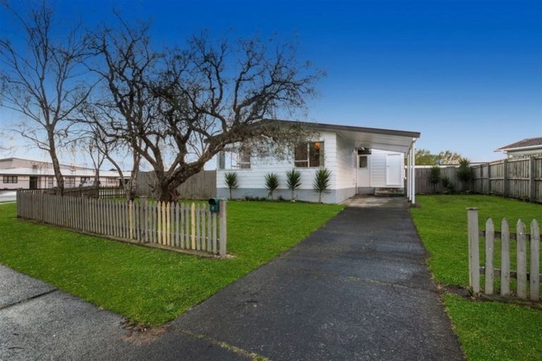 Photo of property in 2 Sunlands Drive, Manurewa, Auckland, 2102