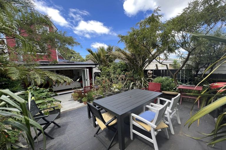 Photo of property in 28 Kilbirnie Crescent, Kilbirnie, Wellington, 6022