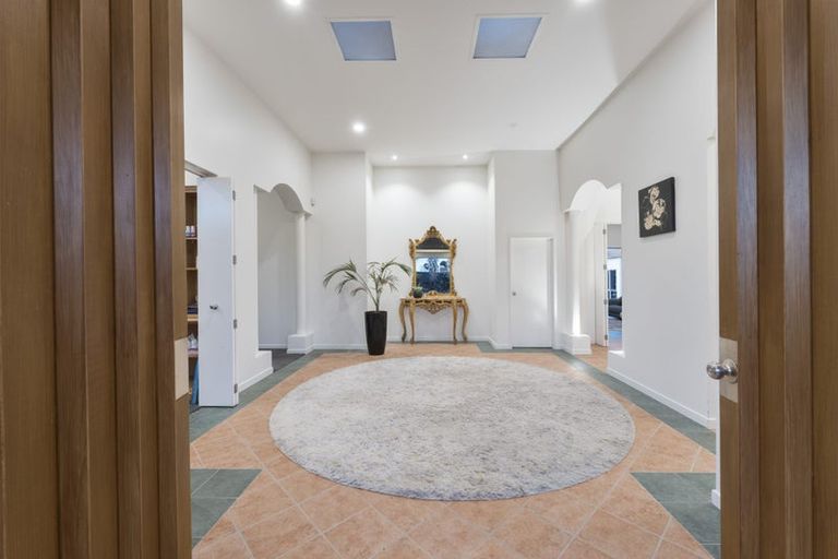 Photo of property in 9 Burgundy Park Avenue, Henderson, Auckland, 0612