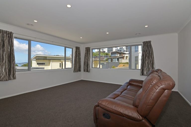 Photo of property in 19 Bendigo Grove, Newlands, Wellington, 6037