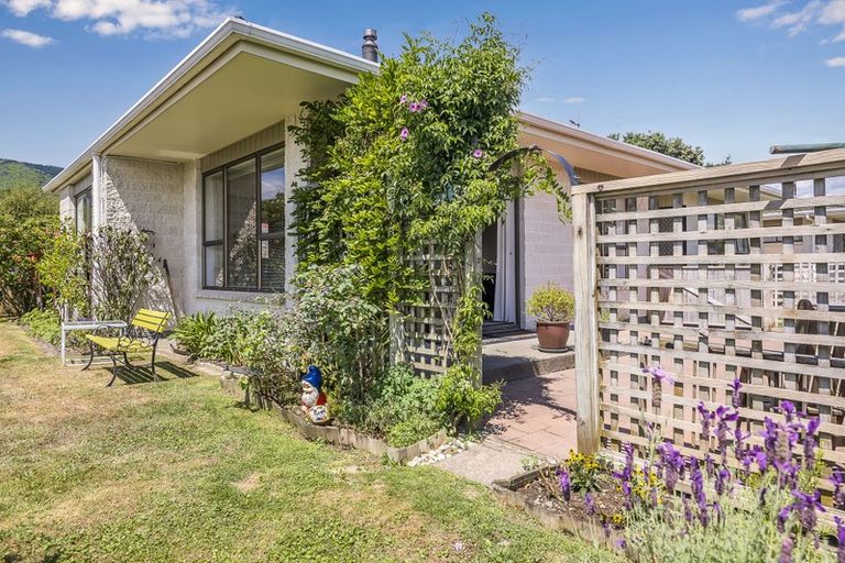 Photo of property in 6 Tawa Street, Waikanae, 5036