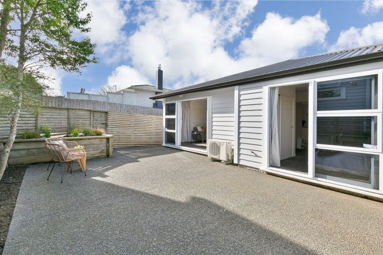 Photo of property in 11a Pinkerton Grove, Newlands, Wellington, 6037