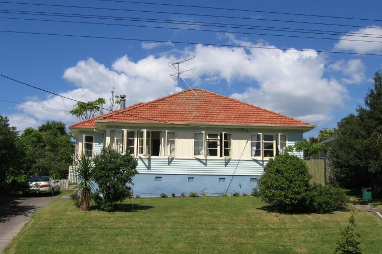 Property details for 18 Cautley Street, Stanley Point, Auckland, 0624