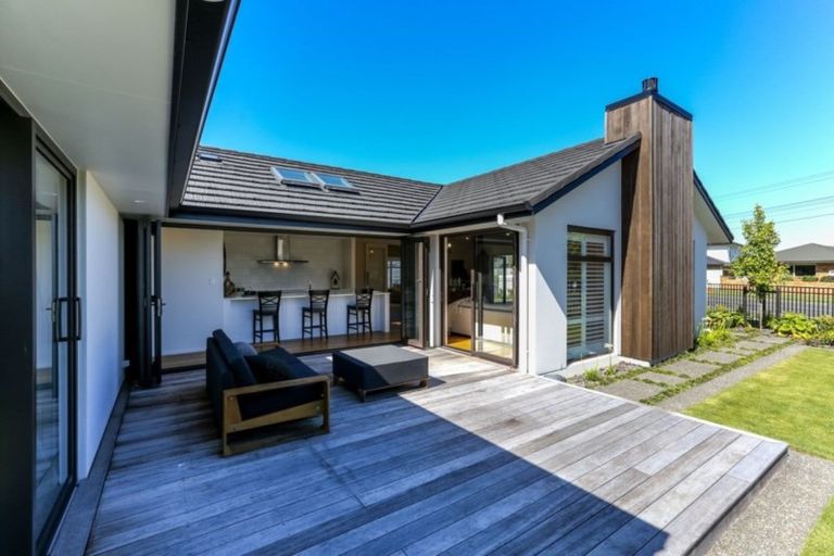 Photo of property in 1 Tupare Place, Highlands Park, New Plymouth, 4312