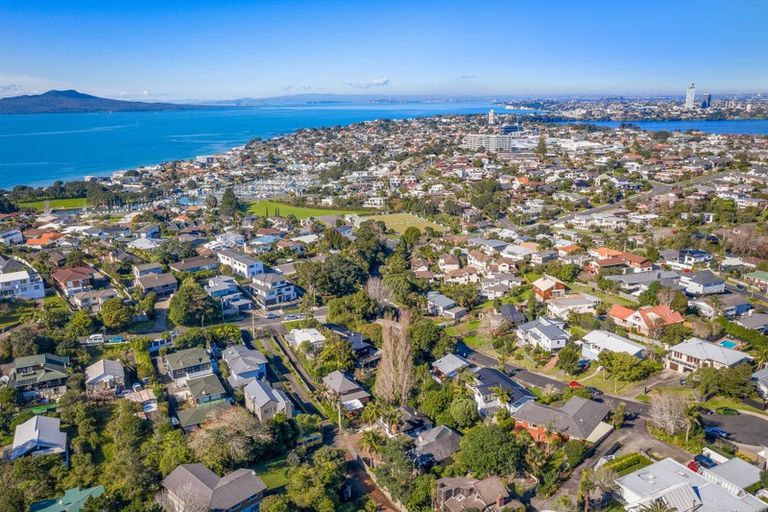 Photo of property in 2/24 Heathcote Road, Castor Bay, Auckland, 0620