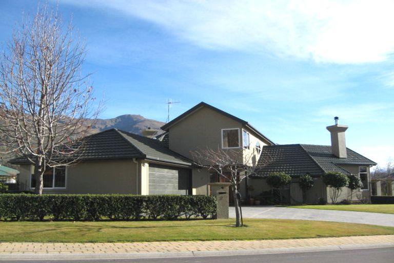 Photo of property in 2 Oakwood Place, Wanaka, 9305
