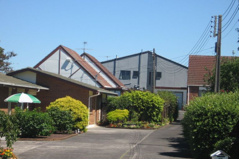 Photo of property in 2/5 Tobruk Crescent, Milford, Auckland, 0620