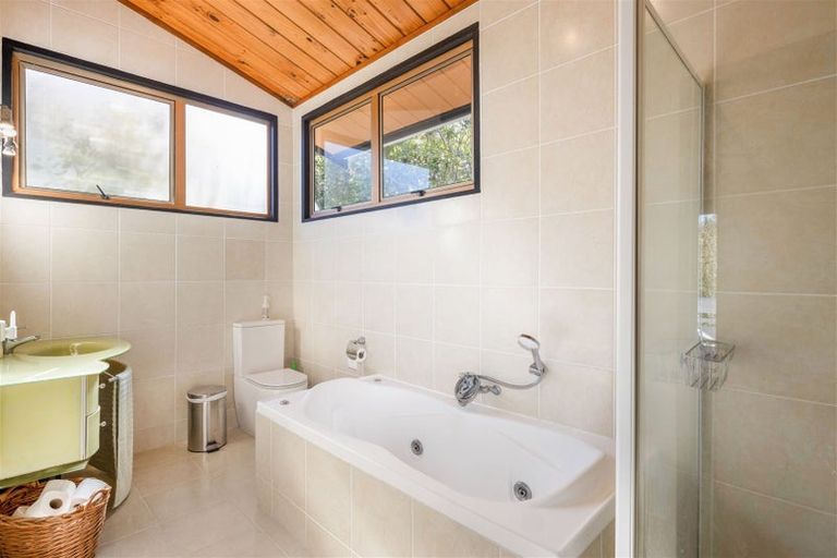 Photo of property in 2 Ramsey Place, Karori, Wellington, 6012