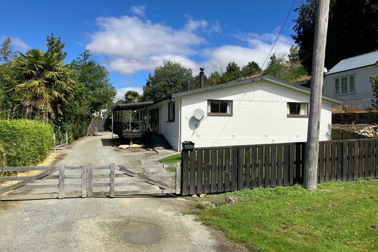 Photo of property in 10 Iona Street, Lawrence, 9532