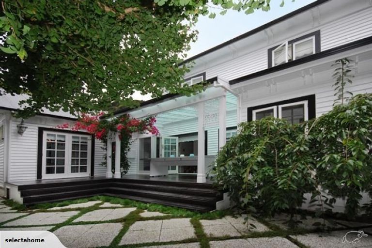 Photo of property in 18 Nikau Street, Eastbourne, Lower Hutt, 5013