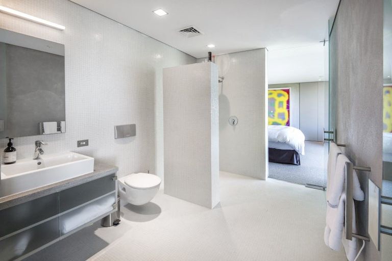 Photo of property in 9 Stanley Point Road, Stanley Point, Auckland, 0624