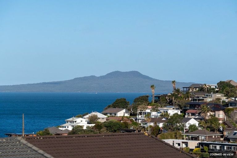 Photo of property in 1/2-4 Miri Road, Rothesay Bay, Auckland, 0630