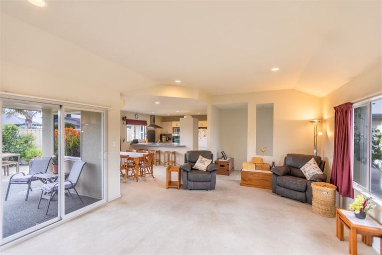 Photo of property in 2 Arthur Close, Clive, 4102