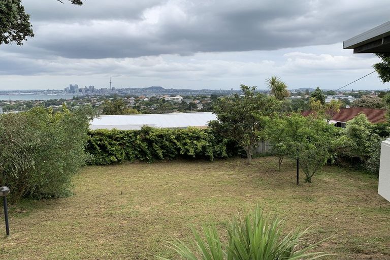 Photo of property in 115 Pupuke Road, Northcote, Auckland, 0627