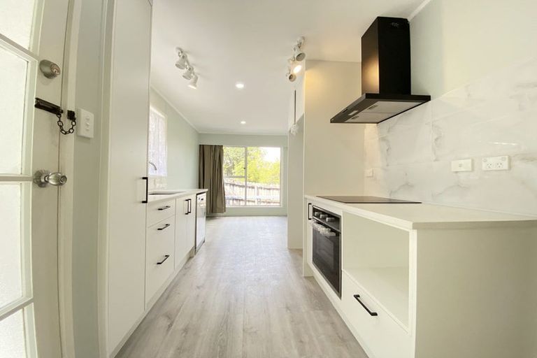 Photo of property in 13 Halcombe Place, Green Bay, Auckland, 0604