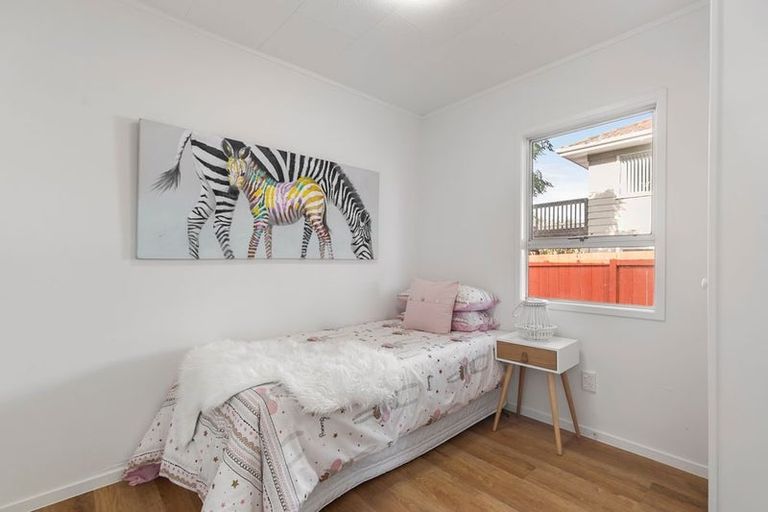 Photo of property in 40 Beach Road, Te Atatu Peninsula, Auckland, 0610