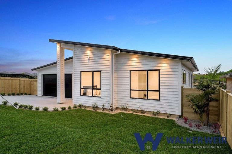 Photo of property in 19 Syd Grant Crescent, Orewa, 0931