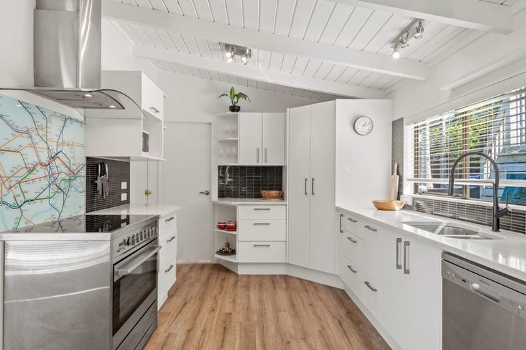 Photo of property in 2/31 Kiteroa Terrace, Rothesay Bay, Auckland, 0630