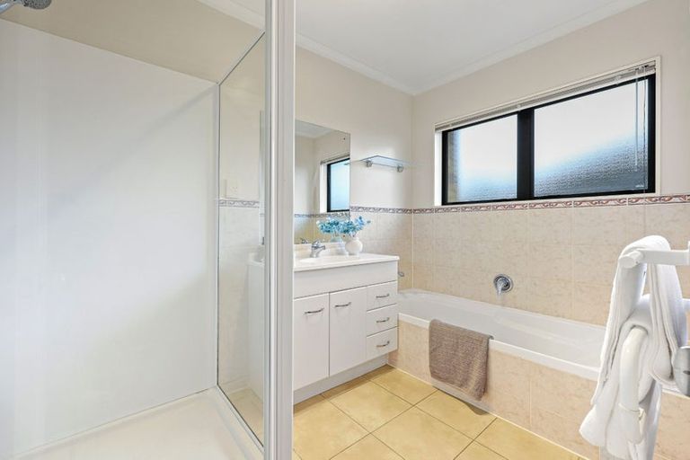 Photo of property in 25 Dairyland Drive, East Tamaki Heights, Auckland, 2016