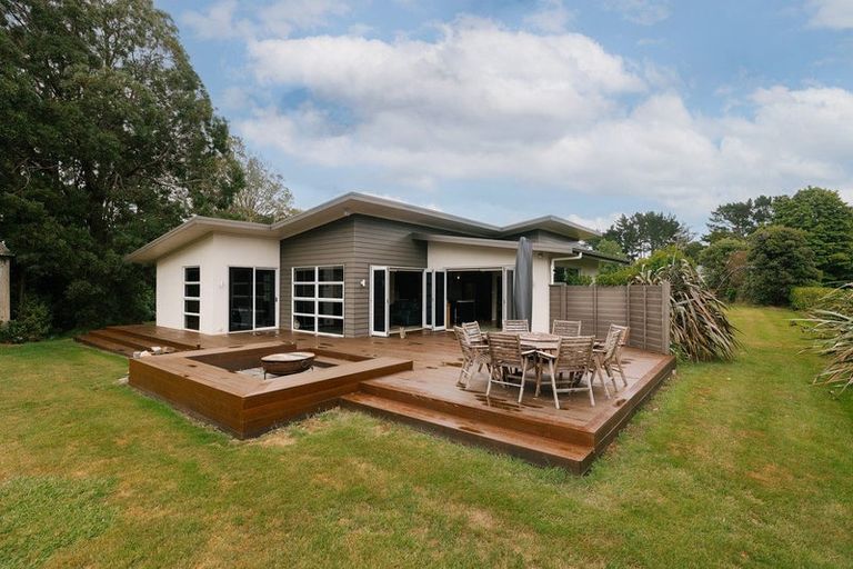 Photo of property in 8 Titirangi Drive, Fitzherbert, Palmerston North, 4471