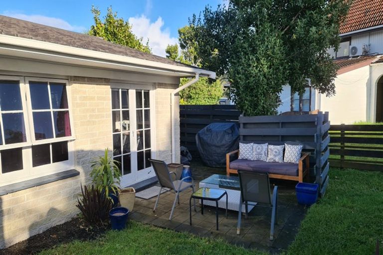 Photo of property in 3/220 East Coast Road, Forrest Hill, Auckland, 0620