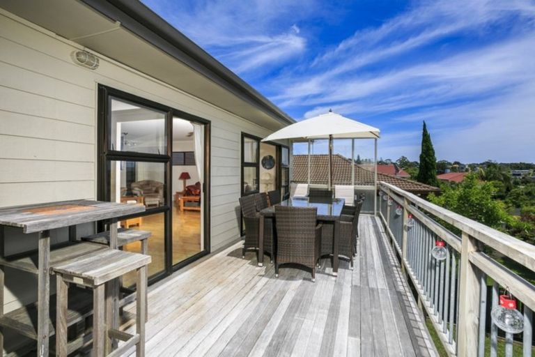 Photo of property in 2/14 Ridge Road, Waiake, Auckland, 0630