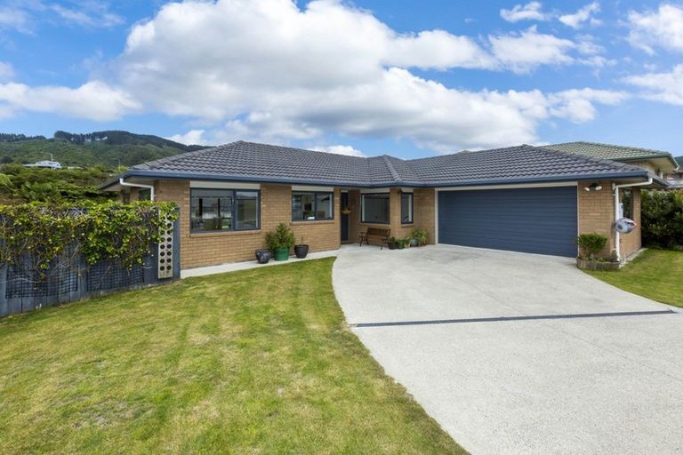 Photo of property in 61 Percy Kinsman Crescent, Riverstone Terraces, Upper Hutt, 5018