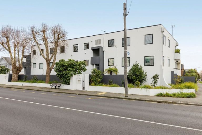 Photo of property in 2/55 Carlton Mill Road, Merivale, Christchurch, 8014