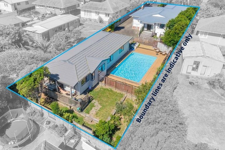 Photo of property in 15 Kirrie Avenue, Te Atatu South, Auckland, 0610