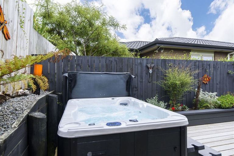 Photo of property in 17 Anna Lane, Glen Eden, Auckland, 0602