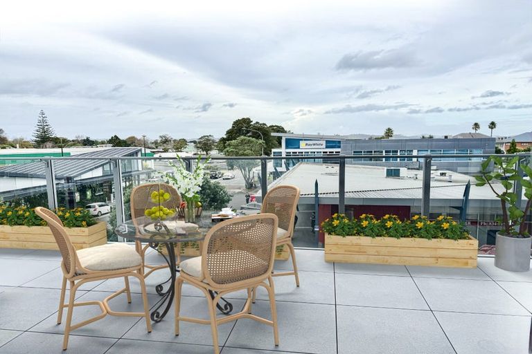 Photo of property in Bella Vista, 2d/84 Gunner Drive, Te Atatu Peninsula, Auckland, 0610