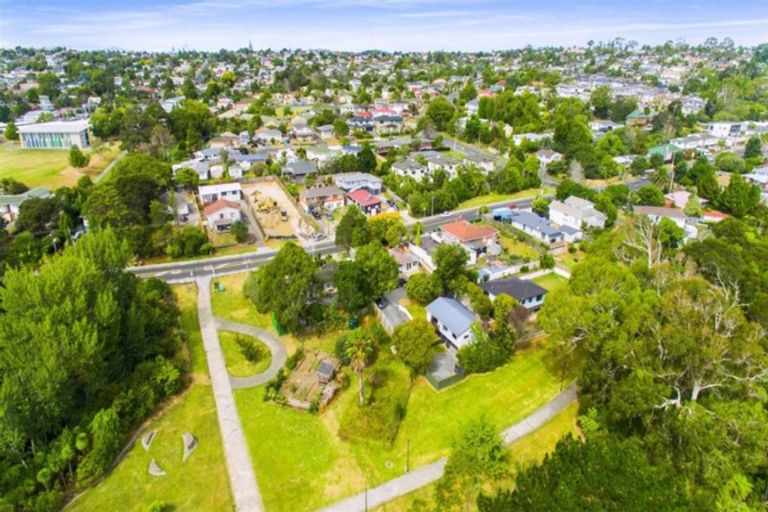 Photo of property in 2/123 Millbrook Road, Sunnyvale, Auckland, 0612