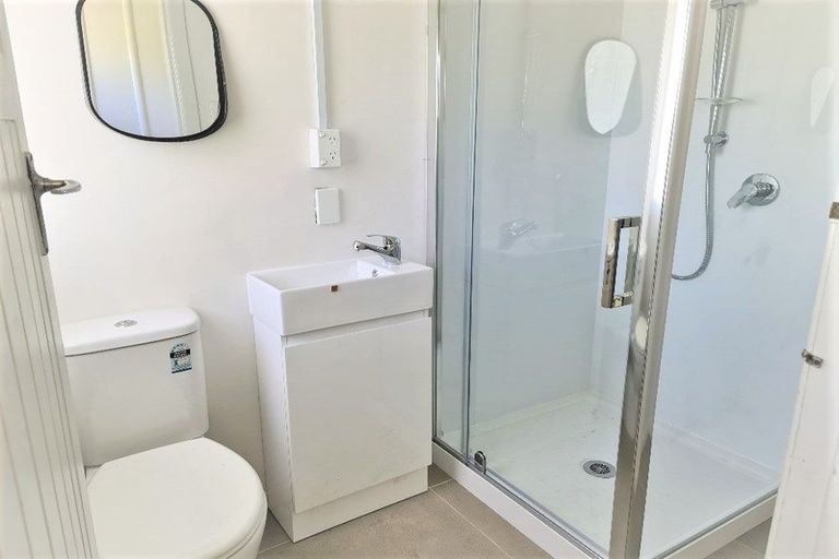 Photo of property in 11 Heath Avenue, Northcote, Auckland, 0627