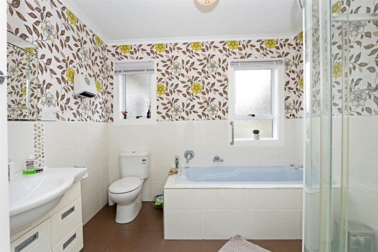 Photo of property in 5 Whitcombe Road, Opunake, 4616