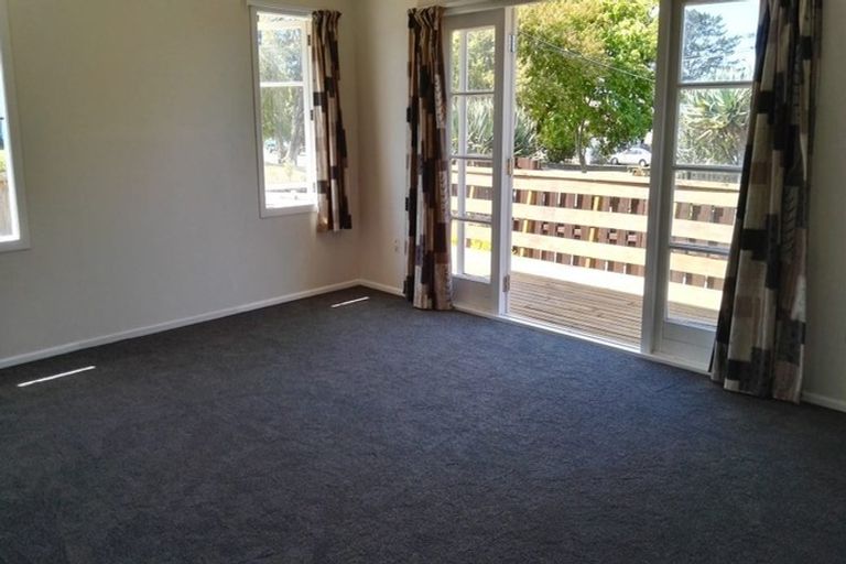 Photo of property in 14 Bedford Street, Te Atatu South, Auckland, 0610