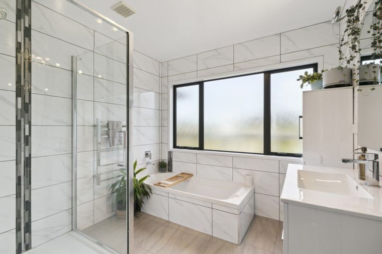 Photo of property in 32 Mervyn Kemp Drive, Tawa, Wellington, 5028